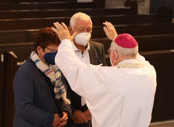 Im Anschluss an den Ehejubilarsgottesdienst mit Weihbischof Ulrich Boom am Freitagvormittag, 2. Juli, konnten sich die Paare von ihm und weiteren Priestern und Diakonen segnen lassen.