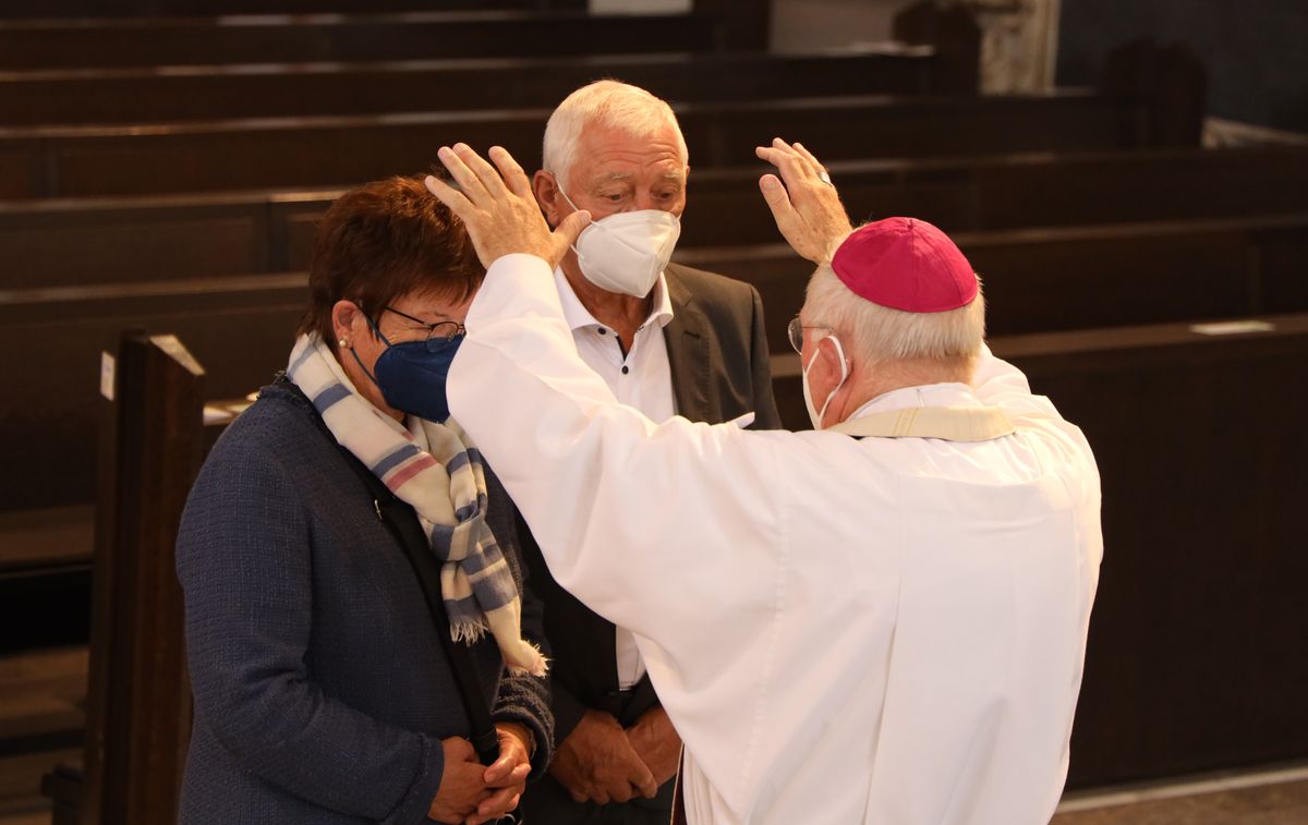 2721/0646 Ehejubilare Freitag, 2- Juli vormittags WB Boom_28468 Im Anschluss an den Ehejubilarsgottesdienst mit Weihbischof Ulrich Boom am Freitagvormittag, 2. Juli, konnten sich die Paare von ihm und weiteren Priestern und Diakonen segnen lassen.