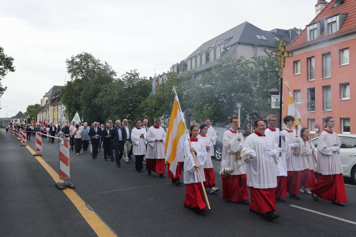 Mit einer Reliquienprozession von Sankt Burkard über die Alte Mainbrücke und einem Pontifikalgottesdienst im Kiliansdom ist am Sonntag, 6. Juli, die Kiliani-Wallfahrtswoche 2025 eröffnet worden.