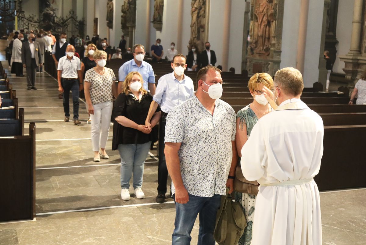 2621/0613 Gottesdienst für Ehejubilare Generalvikar Dr. Vorndran am Freitag, 25. Juni 2021_27645 Generalvikar Dr. Jürgen Vorndran feierte am Freitagabend, 25. Juni, einen Dankgottesdienst mit Ehepaaren, die seit 25 Jahren verheiratet sind. Anschließend spendeten der Generalvikar sowie weitere Priester und Diakone den Jubilaren mit Abstand den Segen.
