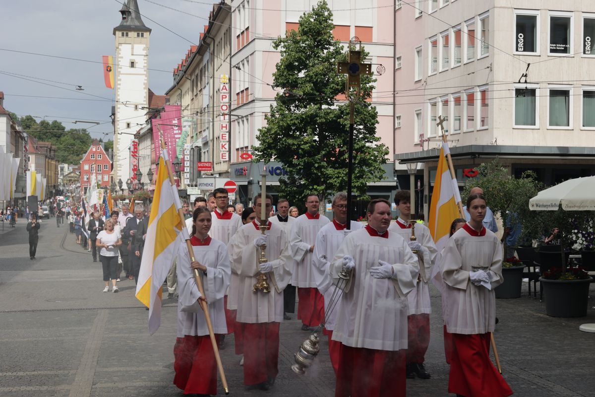 Mit einer Reliquienprozession von Sankt Burkard über die Alte Mainbrücke und einem Pontifikalgottesdienst im Kiliansdom ist am Sonntag, 6. Juli, die Kiliani-Wallfahrtswoche 2025 eröffnet worden.