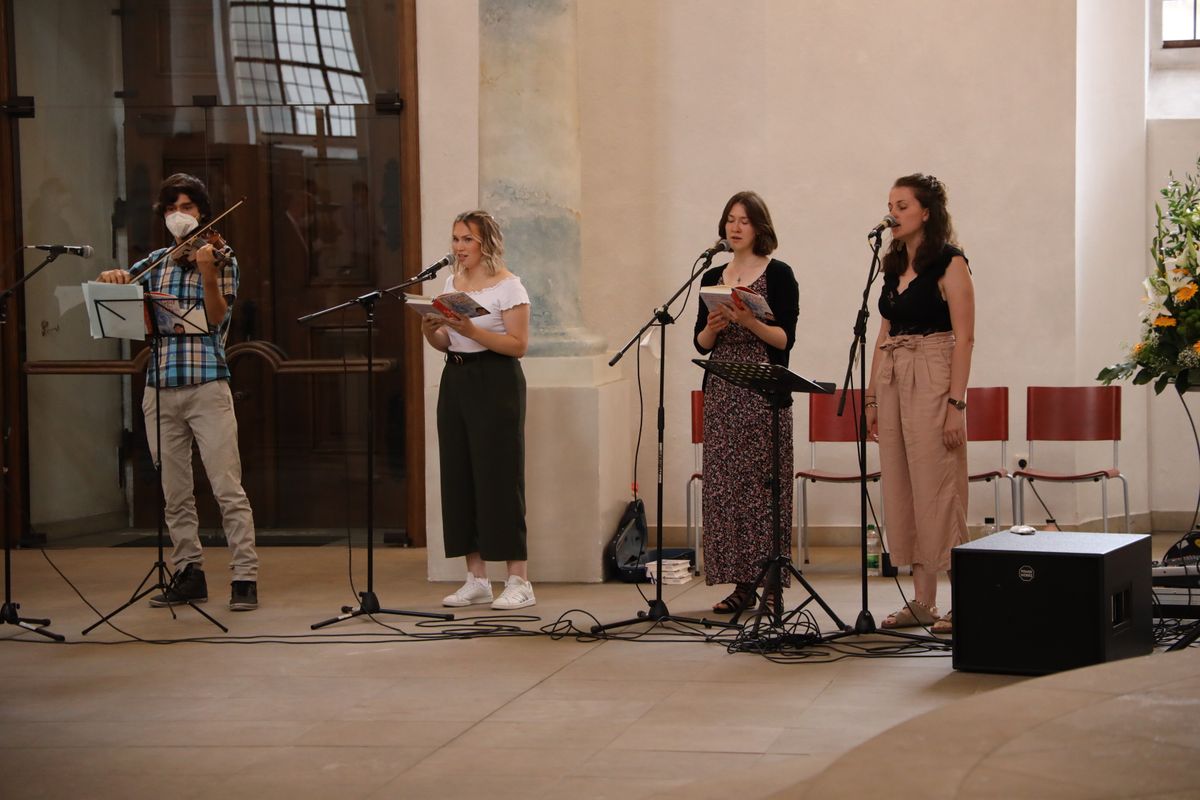 Bei einem feierlichen Gottesdienst in der Seminarkirche Sankt Michael in Würzburg mit Bischof Dr. Franz Jung am Montagabend, 26. Juli, sind Regens Stefan Michelberger und Subregens Stefan Fleischmann verabschiedet und Regens Peter Göttke offiziell begrüßt worden. 