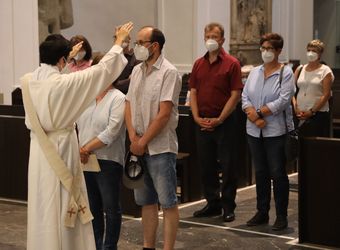 Bischof Dr. Franz Jung feierte am Mittwochabend, 23. Juni, einen Gottesdienst für Ehepaare, die 2021 oder 2021 auf 25 gemeinsame Jahre zurückblicken. Im Anschluss konnten sich die Paare segnen lassen.