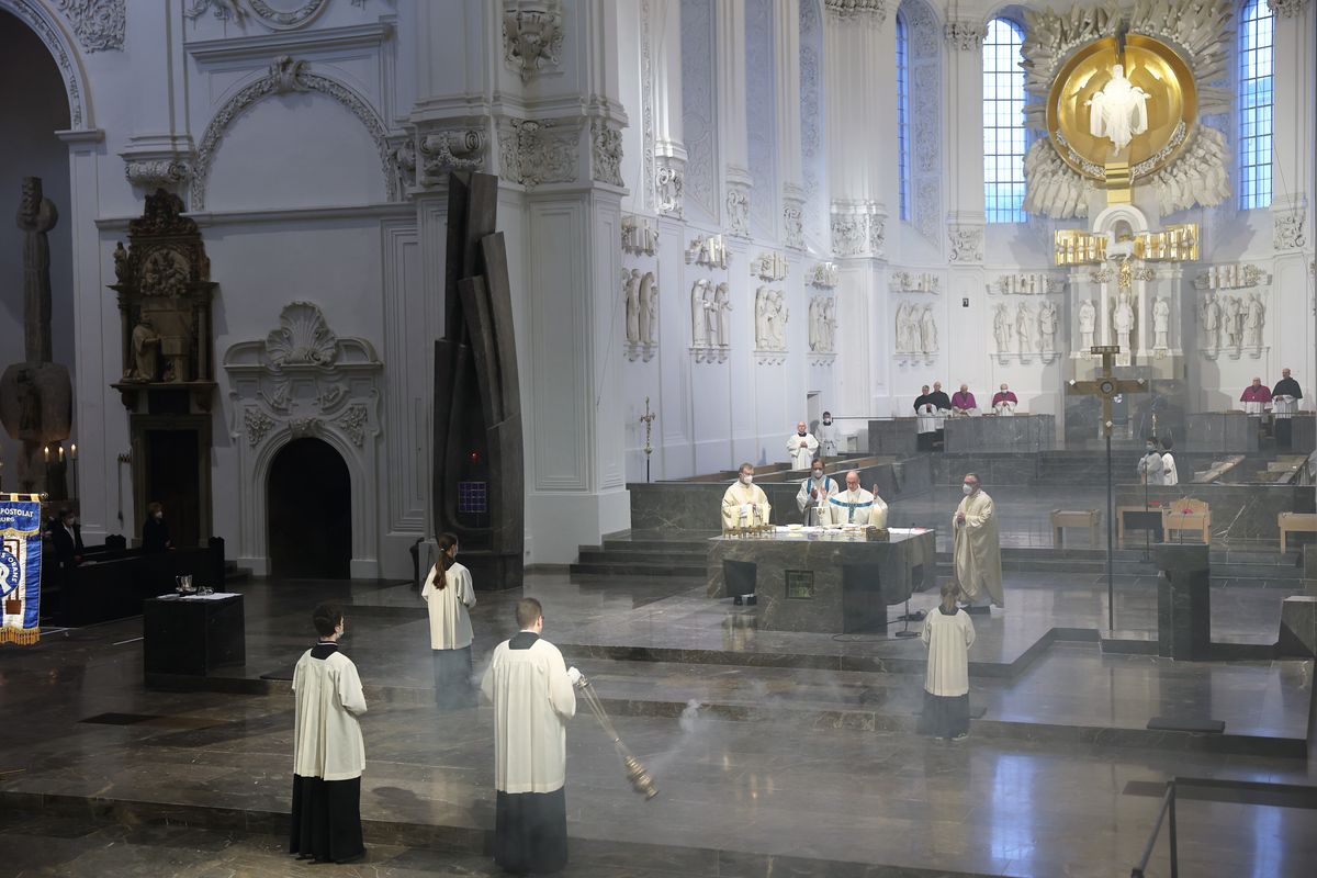 Bischof Dr. Franz Jung hat die Menschheit, insbesondere die Ukraine und Russland, bei einem Pontifikalgottesdienst am Freitagabend, 25. März, dem Unbefleckten Herzen Mariens geweiht.