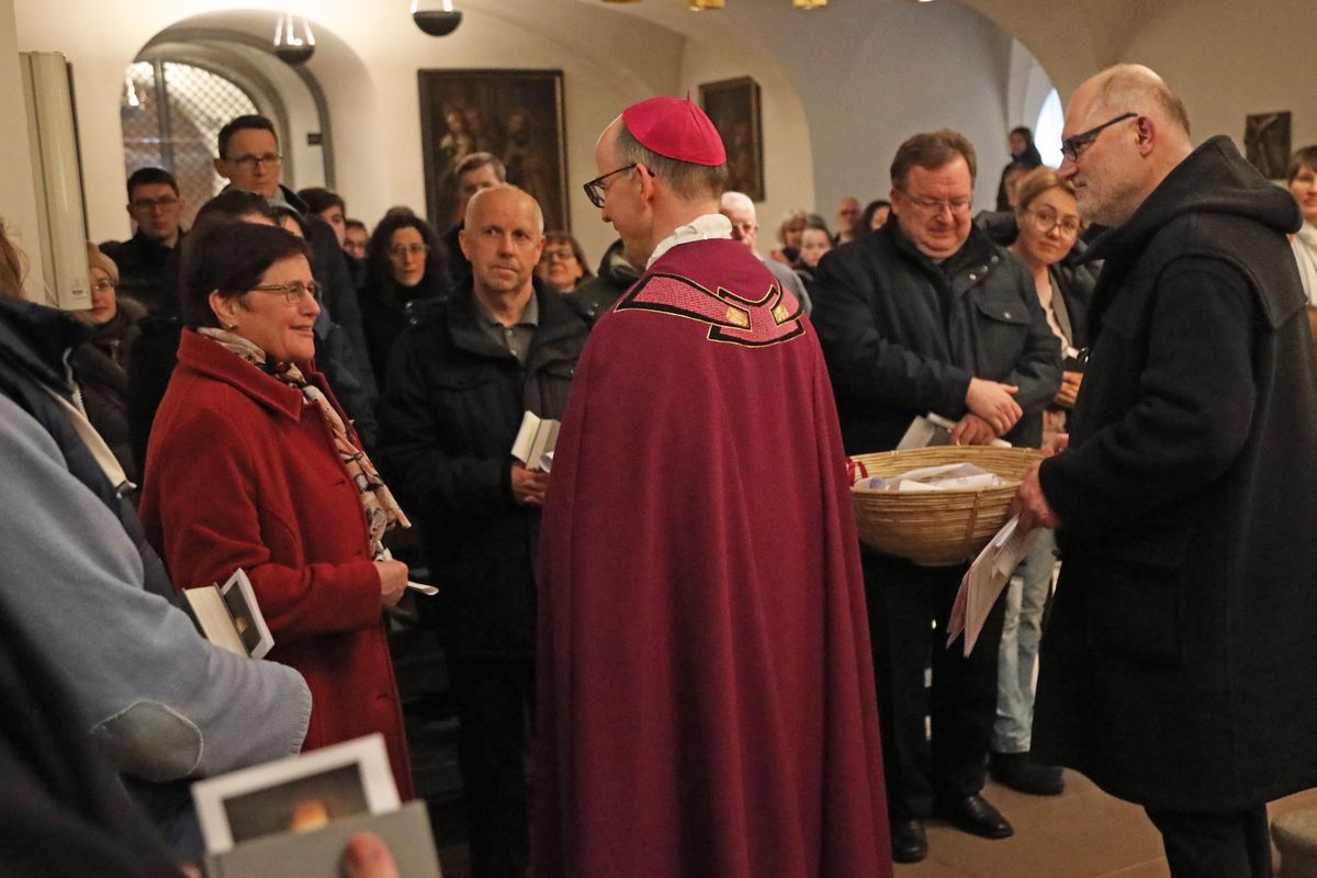 Feier der Zulassung zu Taufe, Firmung und Eucharistie im Neumünster. Vertreter der Heimatpfarreien überreichten in der Krypta die Sendschreiben für die Bewerber an Bischof Dr. Franz Jung.