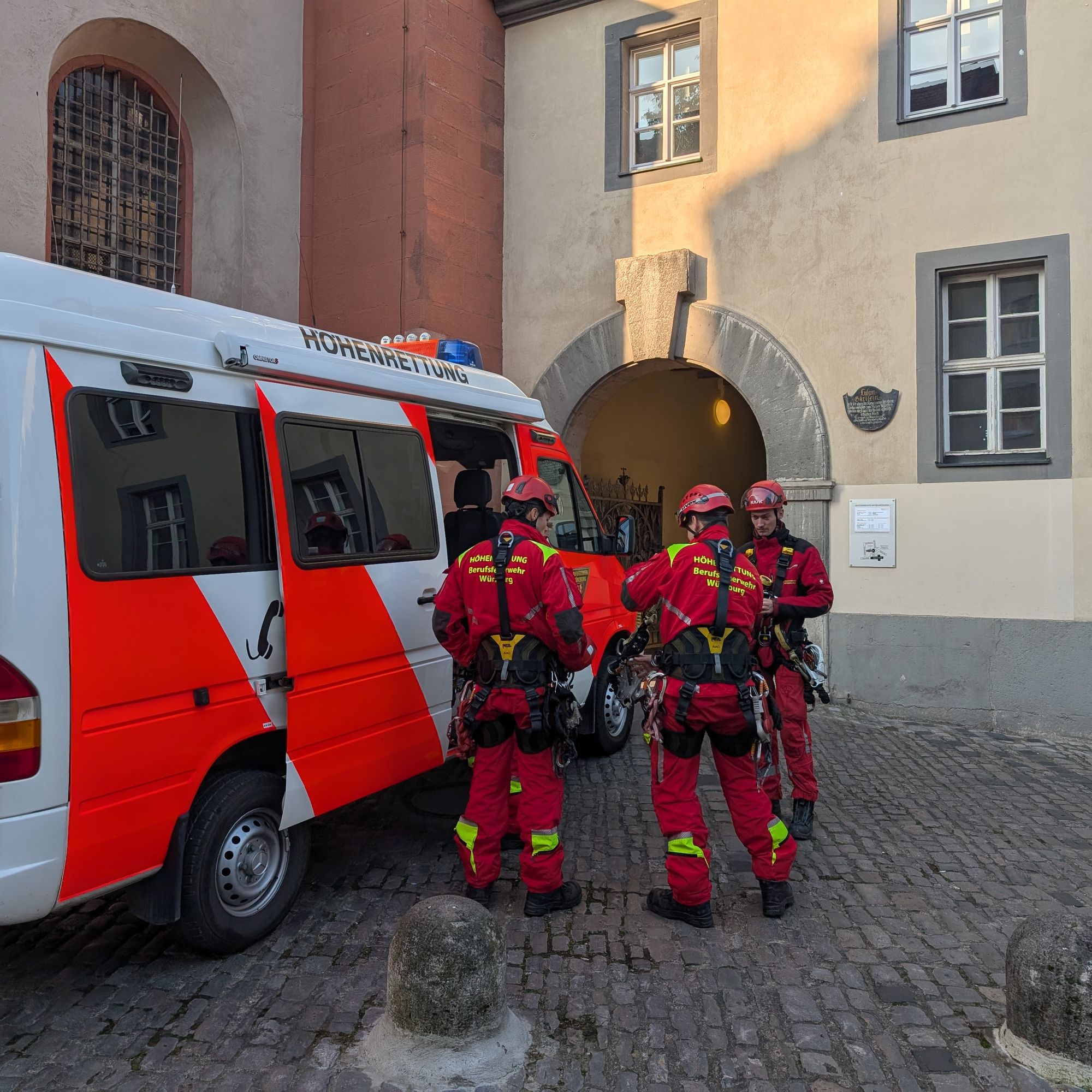 4225/1057 Höhenrettung Würzburg 2025_62952