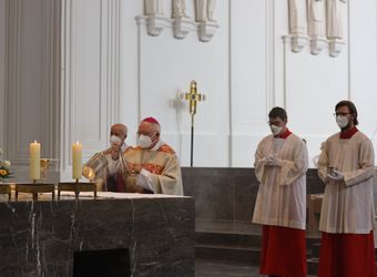 Im Anschluss an den Ehejubilarsgottesdienst mit Weihbischof Ulrich Boom am Freitagvormittag, 2. Juli, konnten sich die Paare von ihm und weiteren Priestern und Diakonen segnen lassen.