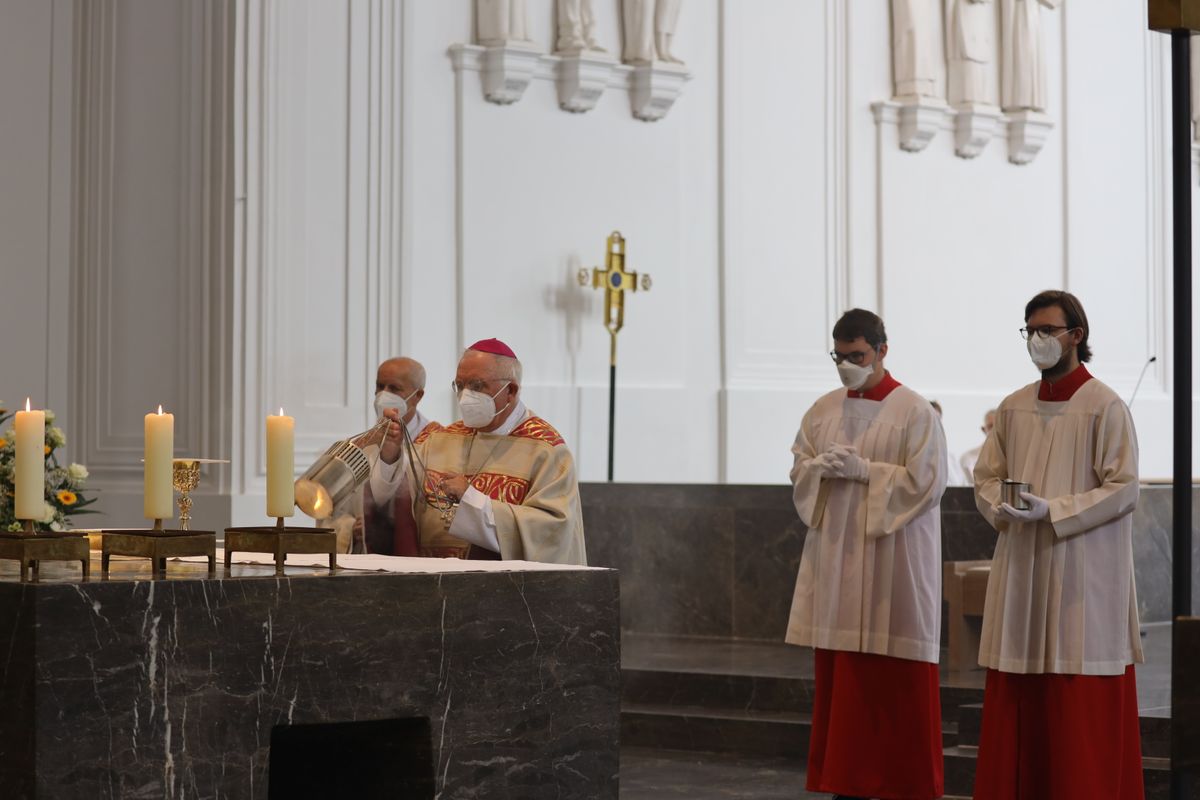 2721/0646 Ehejubilare Freitag, 2- Juli vormittags WB Boom_28429 Im Anschluss an den Ehejubilarsgottesdienst mit Weihbischof Ulrich Boom am Freitagvormittag, 2. Juli, konnten sich die Paare von ihm und weiteren Priestern und Diakonen segnen lassen.