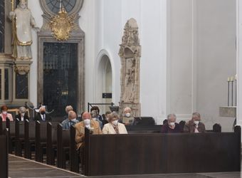 Im Anschluss an den Ehejubilarsgottesdienst mit Weihbischof Ulrich Boom am Freitagvormittag, 2. Juli, konnten sich die Paare von ihm und weiteren Priestern und Diakonen segnen lassen.