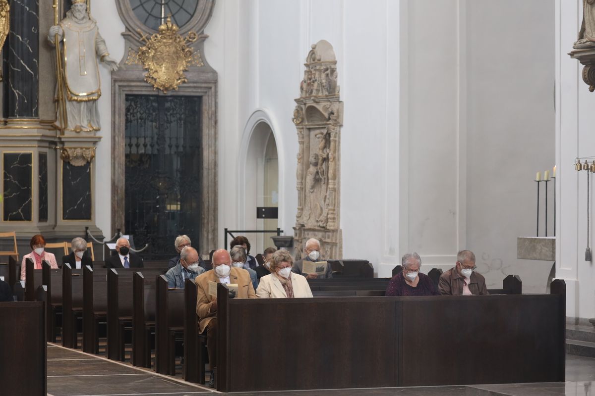 2721/0646 Ehejubilare Freitag, 2- Juli vormittags WB Boom_28428 Im Anschluss an den Ehejubilarsgottesdienst mit Weihbischof Ulrich Boom am Freitagvormittag, 2. Juli, konnten sich die Paare von ihm und weiteren Priestern und Diakonen segnen lassen.