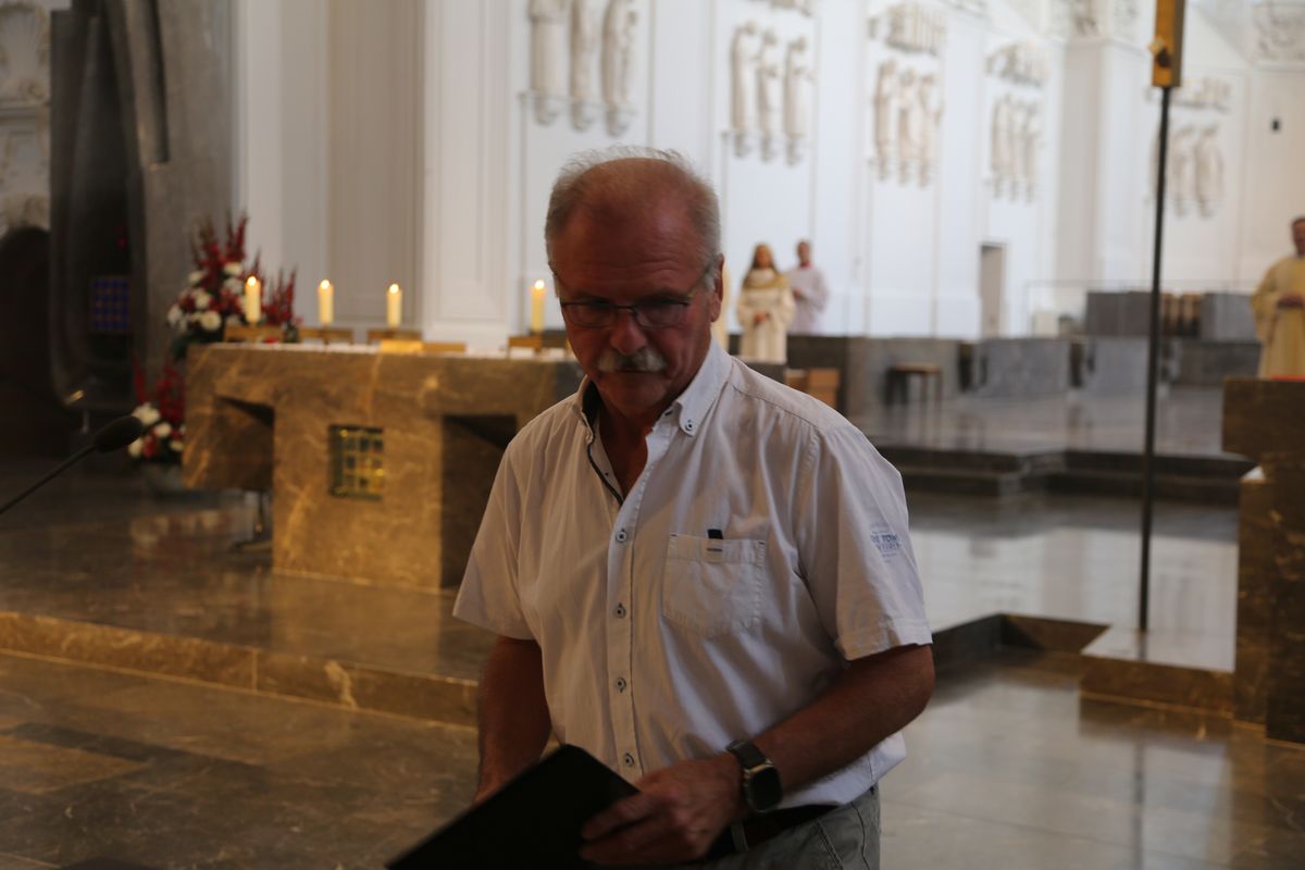 Rund 250 Ehejubilare haben am Freitagnachmittag, 4. Juli, im Kiliansdom in einem Pontifikalgottesdienst mit Weihbischof em. Ulrich Boom ihr Eheversprechen erneuert. 