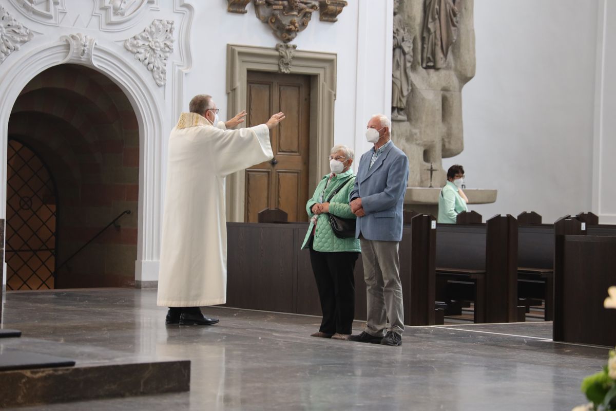 2721/0646 Ehejubilare Freitag, 2- Juli vormittags WB Boom_28492 Im Anschluss an den Ehejubilarsgottesdienst mit Weihbischof Ulrich Boom am Freitagvormittag, 2. Juli, konnten sich die Paare von ihm und weiteren Priestern und Diakonen segnen lassen.