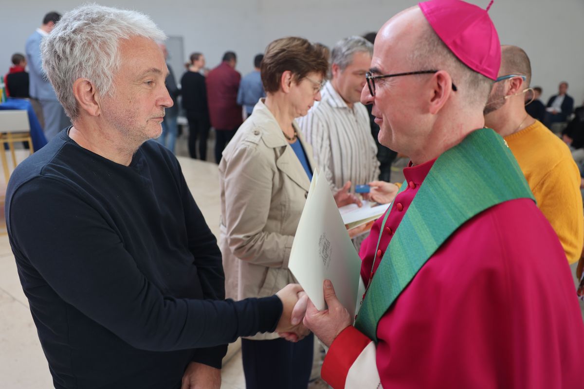 Bei einem Gottesdienst in der Jugendkirche Würzburg hat Bischof Dr. Franz Jung am Freitag, 25. Oktober, insgesamt 47 Personen für die Schulpastoral beauftragt.
