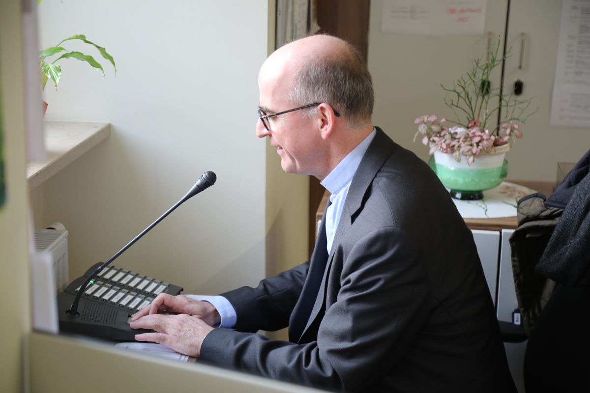 1525/0353 Bischof Jung besucht Sankt-Ursula-Schule_56991