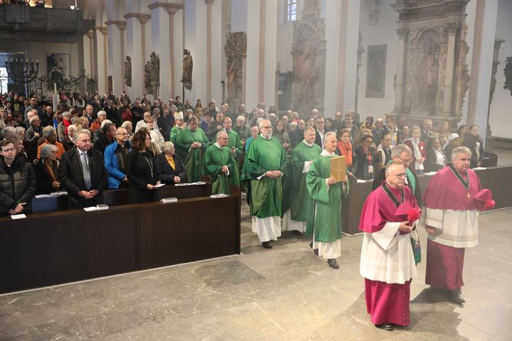 Mit einem Pontifikalgottesdienst im Kiliansdom und einem Festakt in Burkardushaus ist am Sonntag, 27. Oktober, in Würzburg der bundesweite Abschluss des Monats der Weltmission begangen worden. Beispielland war in diesem Jahr Papua-Neuguinea.