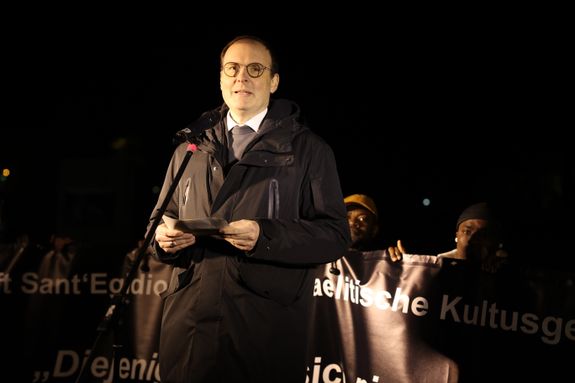 In seinem Grußwort am DenkOrt vor dem Hauptbahnhof hob Weihbischof Paul Reder hervor, dass Erinnern mehr sein als ein Blick in die Geschichtsbücher. 