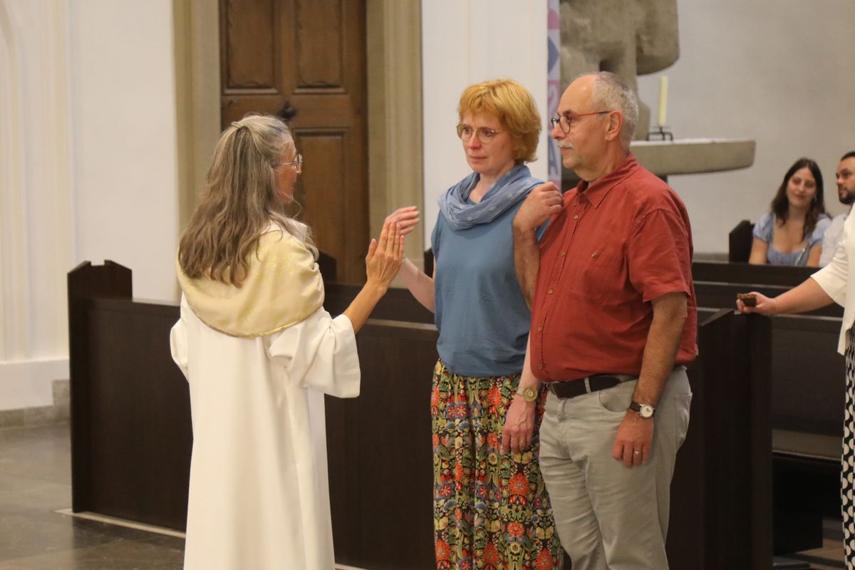 Mit rund 1000 Eheleuten, die in diesem Jahr Silberhochzeit haben, feierte Bischof Dr. Franz Jung am Freitagabend, 4. Juli 2025, einen Pontifikalgottesdienst im Kiliansdom. Im Anschluss erteilten er, Weihbischof Paul Reder sowie weitere Seelsorgerinnen und Seelsorger den Paaren einzeln den Segen.