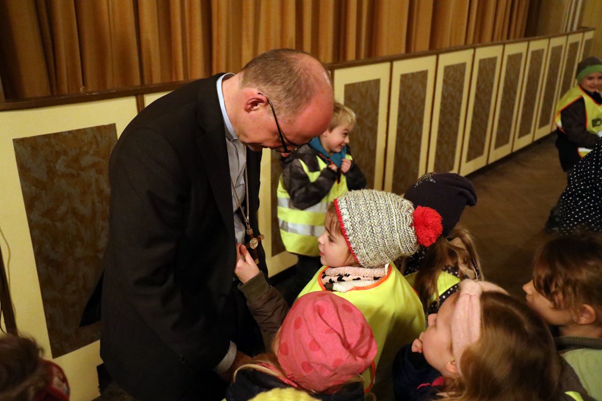 Ein Vorschulkind nahm im Kino das Brustkreuz von Bischof Dr. Franz Jung in Augenschein. Ein Vorschulkind nahm im Kino das Brustkreuz von Bischof Dr. Franz Jung in Augenschein.