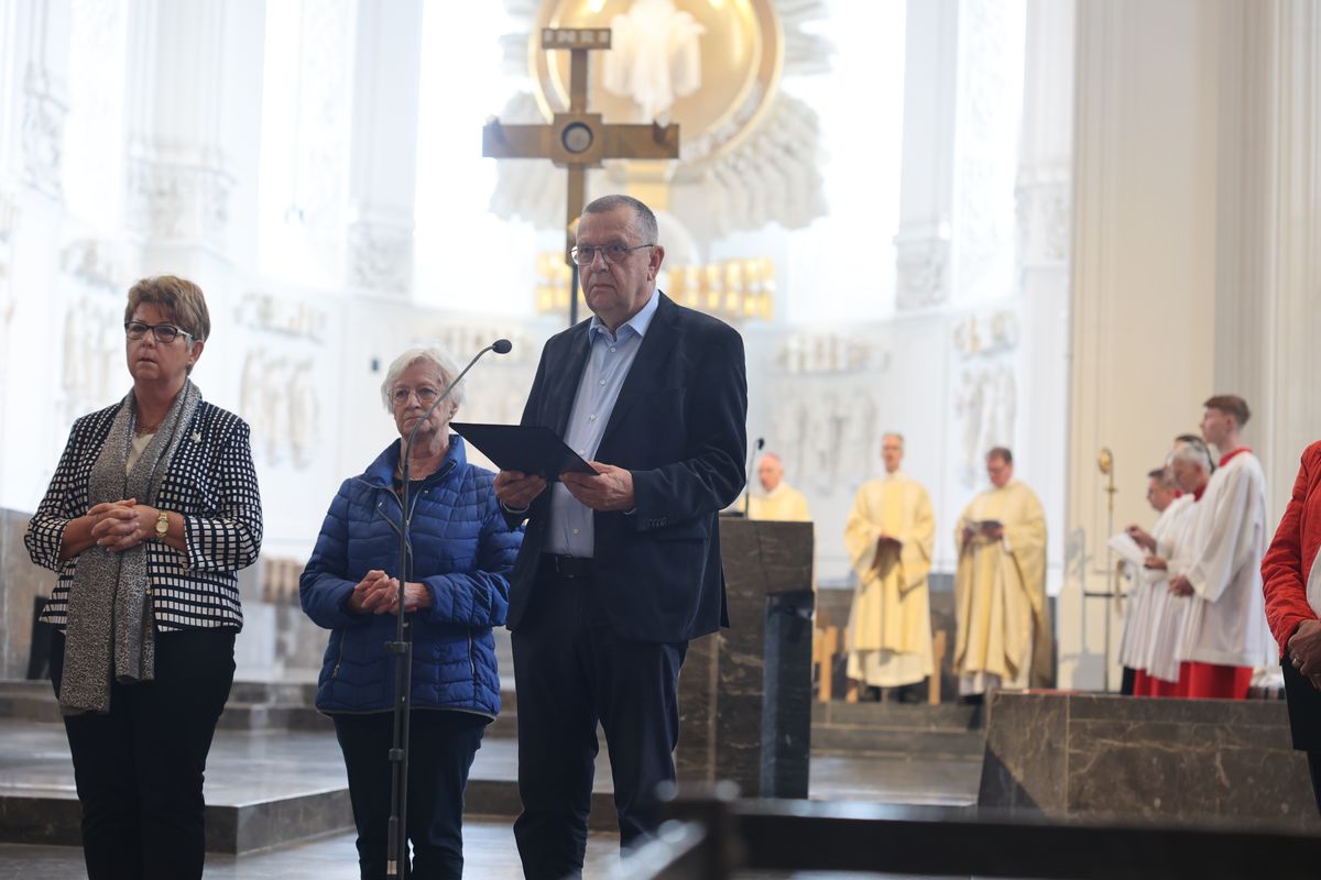 Mit mehr als 400 Ehepaaren, die seit 50, 60, 65 oder 70 Jahren verheiratet sind, hat Weihbischof em. Ulrich Boom am Donnerstagvormittag, 4. Juli, im Würzburger Kiliansdom einen Pontifikalgottesdienst gefeiert.