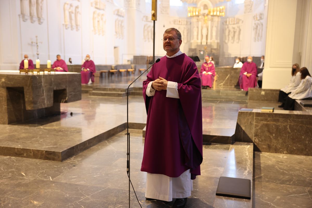 Einen adventlichen Gottesdienst für die Mitarbeitenden von Caritas und Bischöflichem Ordinariat Würzburg hat Bischof Dr. Franz Jung am Donnerstag, 16. Dezember, im Kiliansdom gefeiert.