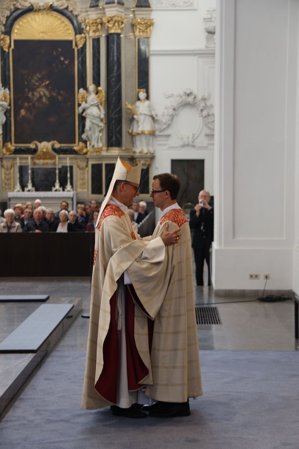 Bei einem feierlichen Gottesdienst im Würzburger Kiliansdom weihte Bischof Dr. Franz Jung Bertram Ziegler zum Diakon. Zahlreiche Verwandte, Freunde und Wegbegleiter des Priesterseminaristen nahmen an der Feier teil.