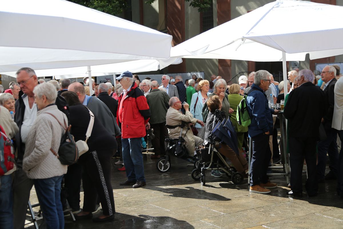 Bischof Dr. Franz Jung hat am Donnerstagnachmittag, 4. Juli, mit etwa 320 Paaren im Kiliansdom ihr goldenes oder diamantenes Ehejubiläum gefeiert.