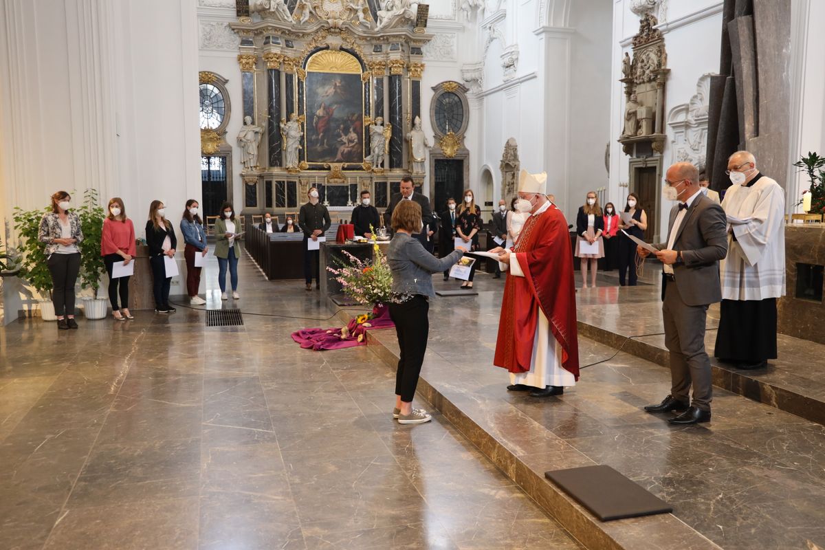 Weihbischof Ulrich Boom hat im Auftrag von Bischof Dr. Franz Jung 33 Frauen und sieben Männern am Freitagabend, 9. Juli, im Kiliansdom die Missio canonica verliehen.