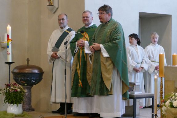 Als Zeichen des Neustarts hat der Pastorale Raum Kahlgrund gemeinsam mit Generalvikar Dr. Jürgen Vorndran (Mitte), Pfarrer Sebastian Krems und Diakon i. R. Reinhold Glaser (links) am 27. Juli den Sonntagsgottesdienst in der Pfarrkirche Sankt Cyriakus und Valentin in Mömbris gefeiert.
