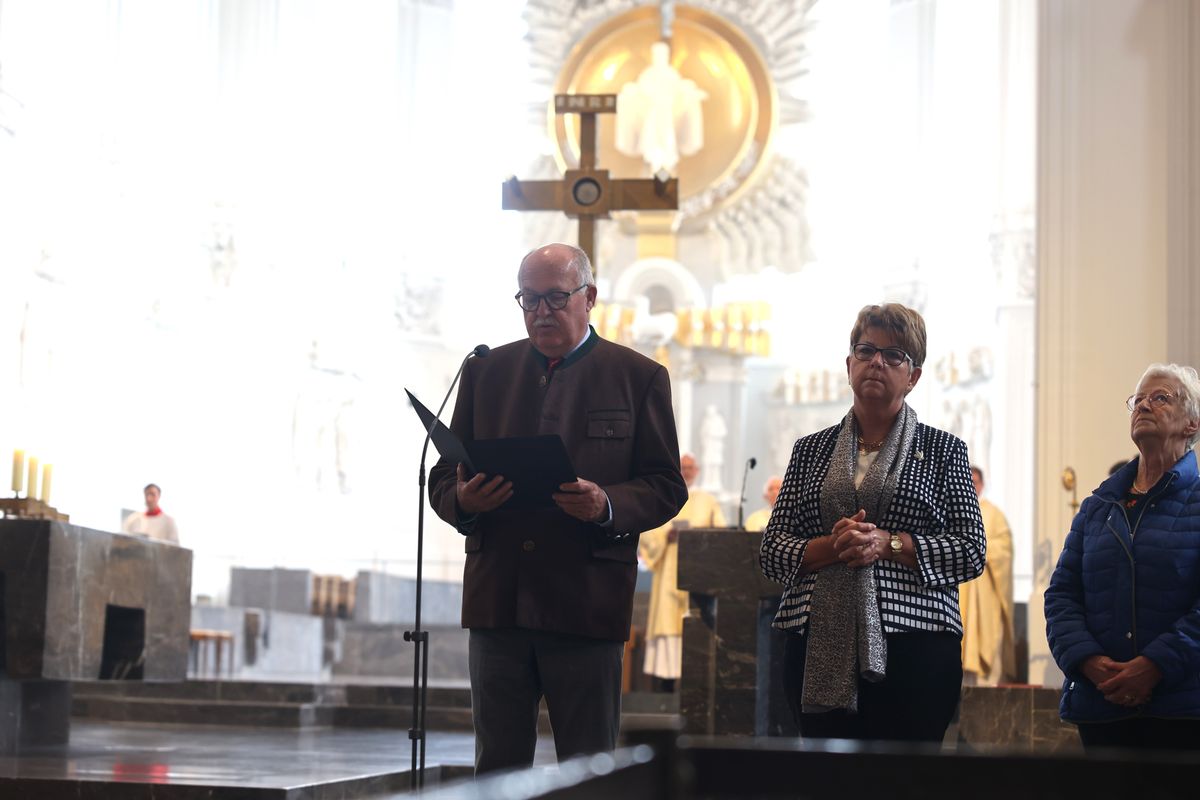 Mit mehr als 400 Ehepaaren, die seit 50, 60, 65 oder 70 Jahren verheiratet sind, hat Weihbischof em. Ulrich Boom am Donnerstagvormittag, 4. Juli, im Würzburger Kiliansdom einen Pontifikalgottesdienst gefeiert.