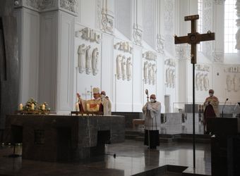 Bischof Dr. Franz Jung segnete nach dem Gottesdienst die Ehejubilare.