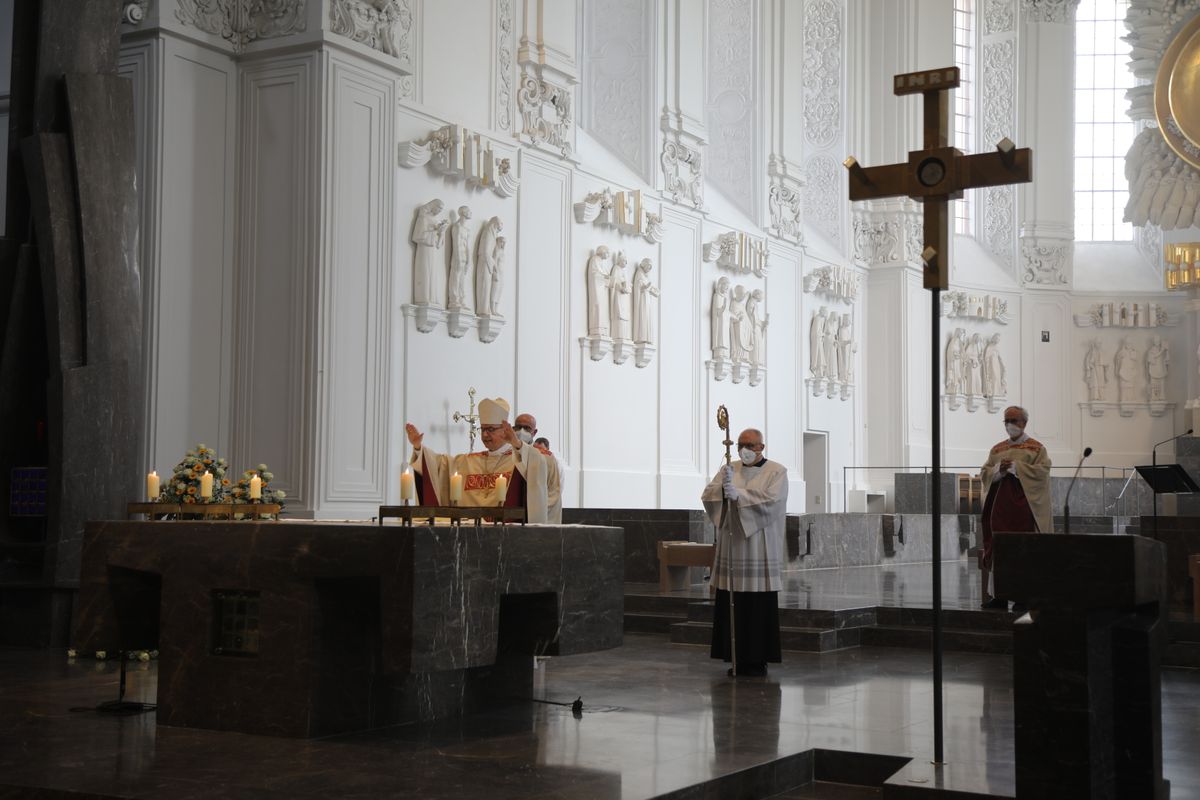 2721/0630_Ehejubilare mit Bischof Franz Jung_28139 Bischof Dr. Franz Jung segnete nach dem Gottesdienst die Ehejubilare.