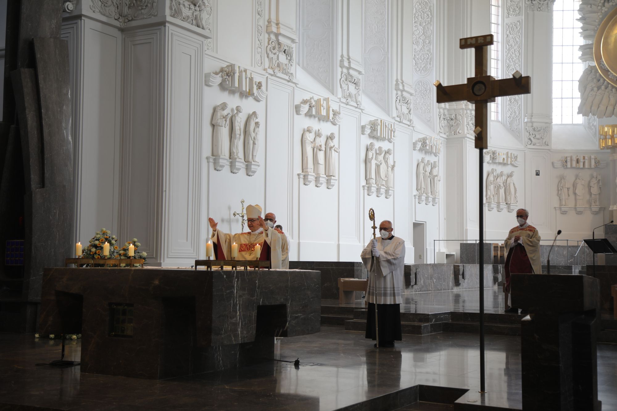 2721/0630_Ehejubilare mit Bischof Franz Jung_28139 Bischof Dr. Franz Jung segnete nach dem Gottesdienst die Ehejubilare.