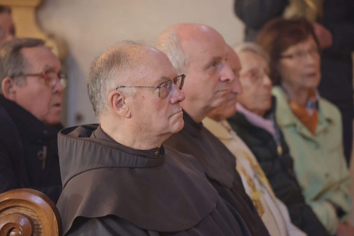 Bei einer Pontifikalmesse in der Klosterkirche auf dem Engelberg bei Großheubach hat Bischof Dr. Franz Jung zusammen mit Pater Jan Pelczarski, Generalsuperior der Oblaten des heiligen Josef aus Rom, am Sonntag, 3. November, offiziell die neue Niederlassung der Oblaten des heiligen Josef im Bistum Würzburg errichtet.