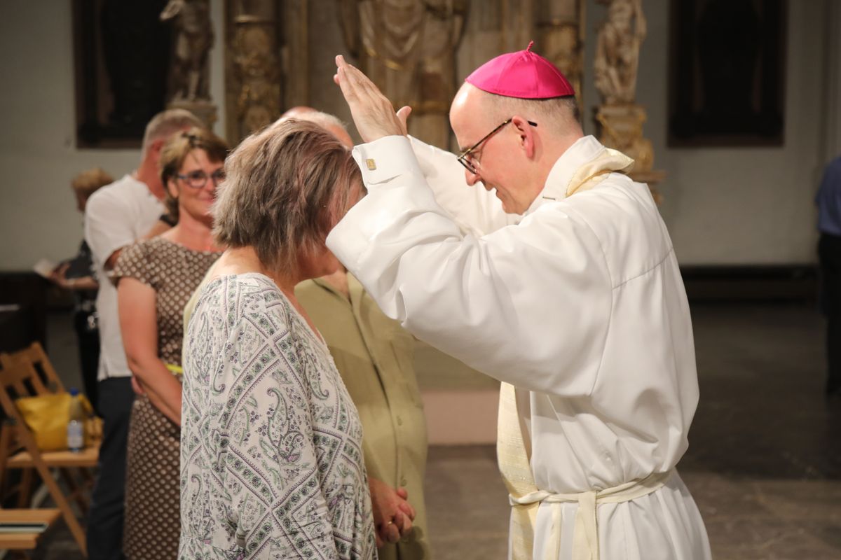 Mit rund 1000 Eheleuten, die in diesem Jahr Silberhochzeit haben, feierte Bischof Dr. Franz Jung am Freitagabend, 4. Juli 2025, einen Pontifikalgottesdienst im Kiliansdom. Im Anschluss erteilten er, Weihbischof Paul Reder sowie weitere Seelsorgerinnen und Seelsorger den Paaren einzeln den Segen.