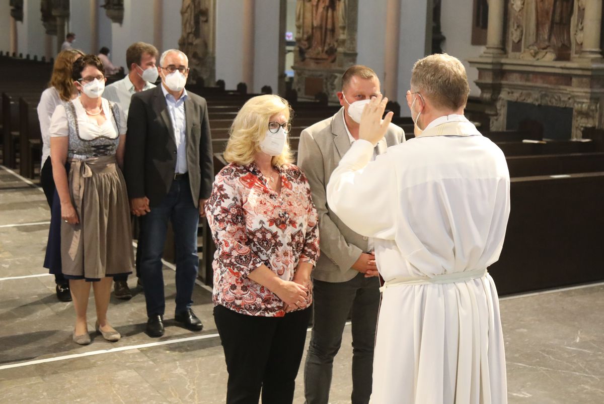 2621/0613 Gottesdienst für Ehejubilare Generalvikar Dr. Vorndran am Freitag, 25. Juni 2021_27660 Generalvikar Dr. Jürgen Vorndran feierte am Freitagabend, 25. Juni, einen Dankgottesdienst mit Ehepaaren, die seit 25 Jahren verheiratet sind. Anschließend spendeten der Generalvikar sowie weitere Priester und Diakone den Jubilaren mit Abstand den Segen.
