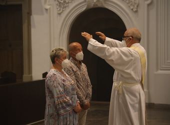 Bischof Dr. Franz Jung feierte am Mittwochabend, 23. Juni, einen Gottesdienst für Ehepaare, die 2021 oder 2021 auf 25 gemeinsame Jahre zurückblicken. Im Anschluss konnten sich die Paare segnen lassen.