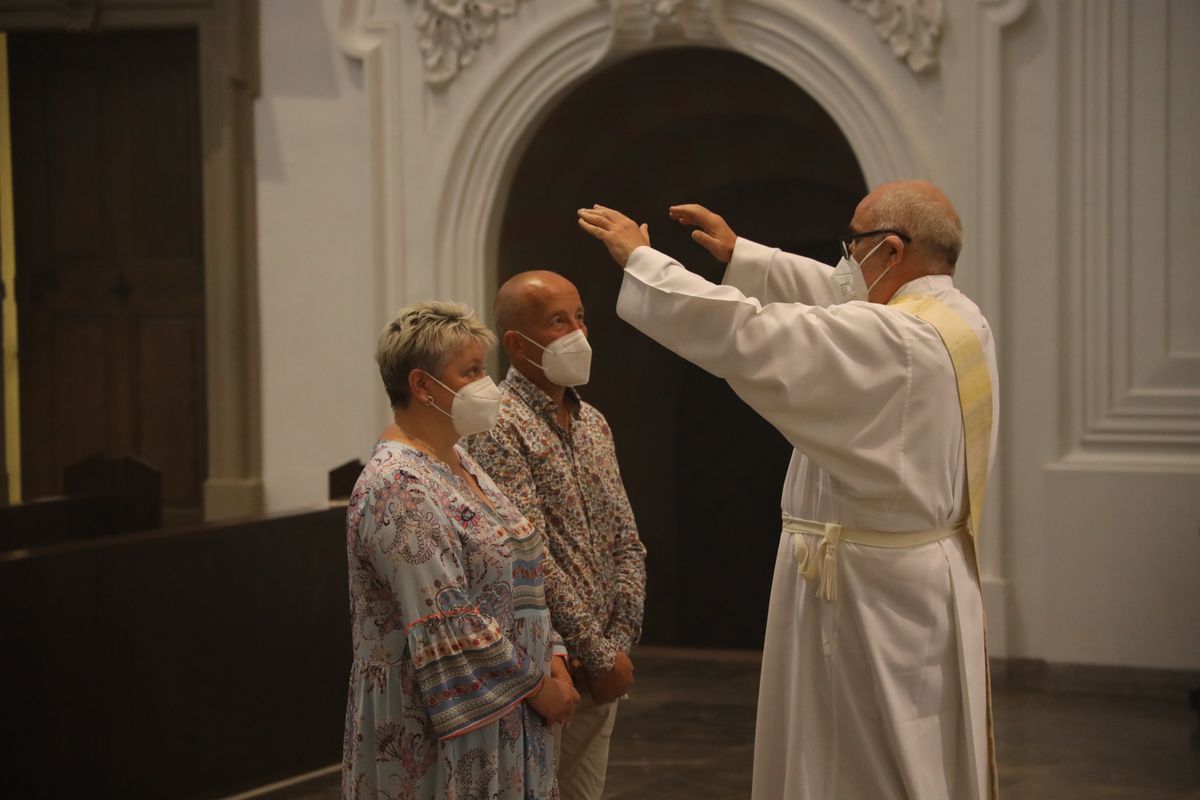 Bischof Dr. Franz Jung feierte am Mittwochabend, 23. Juni, einen Gottesdienst für Ehepaare, die 2021 oder 2021 auf 25 gemeinsame Jahre zurückblicken. Im Anschluss konnten sich die Paare segnen lassen.