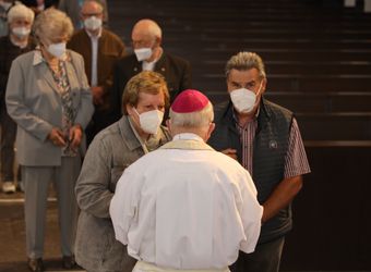 Im Anschluss an den Ehejubilarsgottesdienst mit Weihbischof Ulrich Boom am Freitagvormittag, 2. Juli, konnten sich die Paare von ihm und weiteren Priestern und Diakonen segnen lassen.