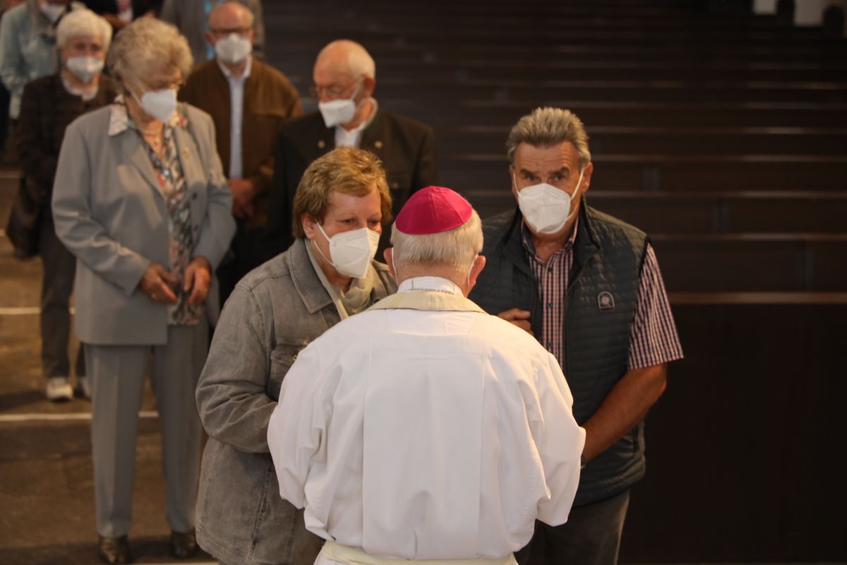 2721/0646 Ehejubilare Freitag, 2- Juli vormittags WB Boom_28455 Im Anschluss an den Ehejubilarsgottesdienst mit Weihbischof Ulrich Boom am Freitagvormittag, 2. Juli, konnten sich die Paare von ihm und weiteren Priestern und Diakonen segnen lassen.