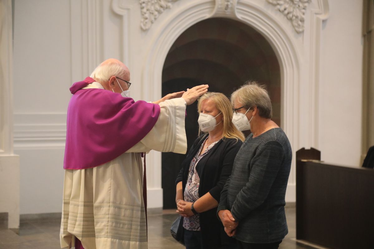 2721/0637-Dankgottesdienst für Ehejubilare mit Bischof Dr. Franz Jung_28287 Bischof Dr. Franz Jung hat am Mittwochabend, 30. Juni, einen Gottesdienst im Würzburger Kiliansdom gefeiert.