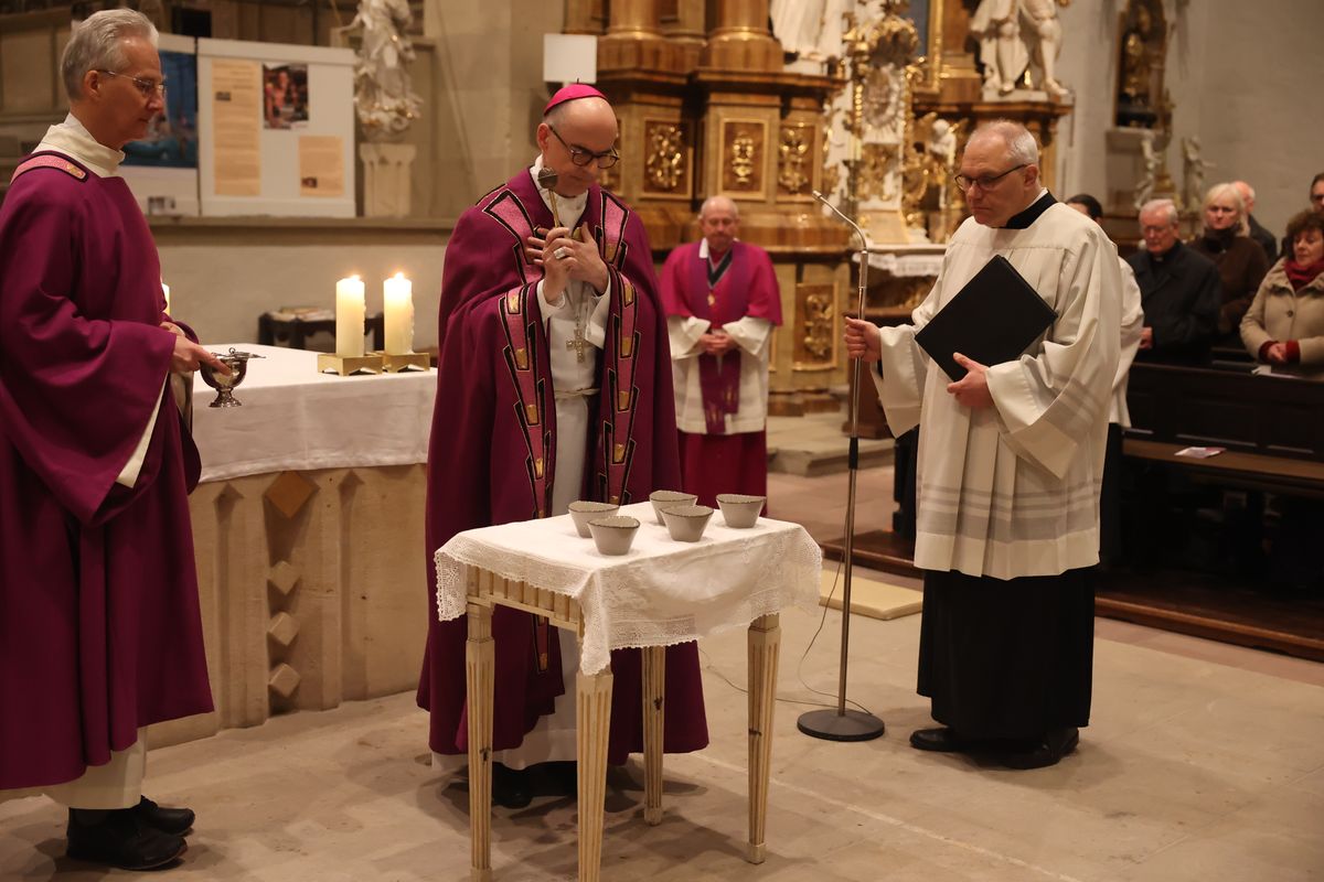 Bischof Dr. Franz Jung segnete die Asche. Bischof Dr. Franz Jung segnete die Asche.