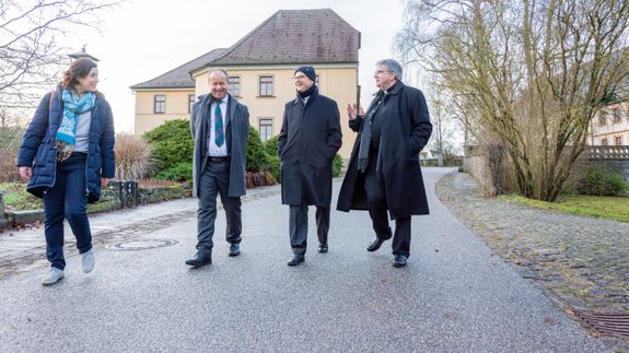 Gemeindereferentin Maria Krines, Einrichtungsleiter Rainer Waldvogel, Bischof Dr. Franz Jung und Domkapitular Clemens Bieber, Vorsitzender des Diözesan-Caritasverbands, (von links) beim Gang über das Klostergelände. Gemeindereferentin Maria Krines, Einrichtungsleiter Rainer Waldvogel, Bischof Dr. Franz Jung und Domkapitular Clemens Bieber, Vorsitzender des Diözesan-Caritasverbands, (von links) beim Gang über das Klostergelände.