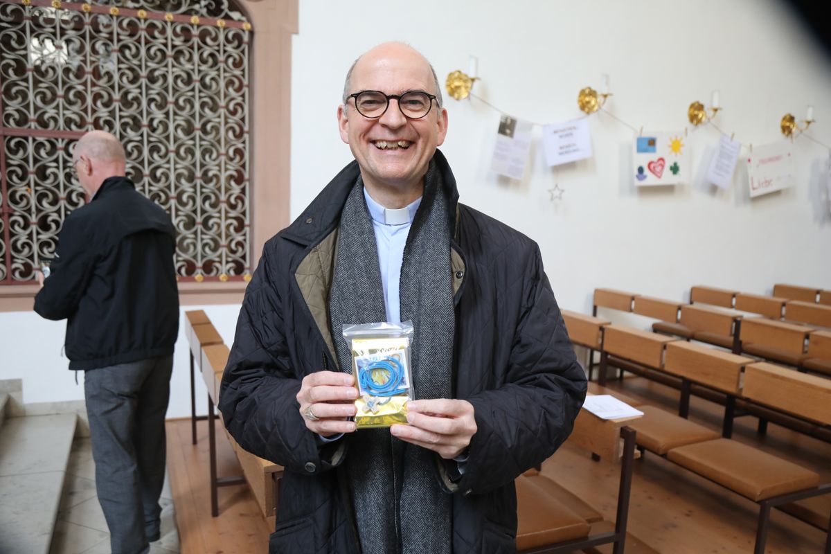 1525/0353 Bischof Jung besucht Sankt-Ursula-Schule_56995