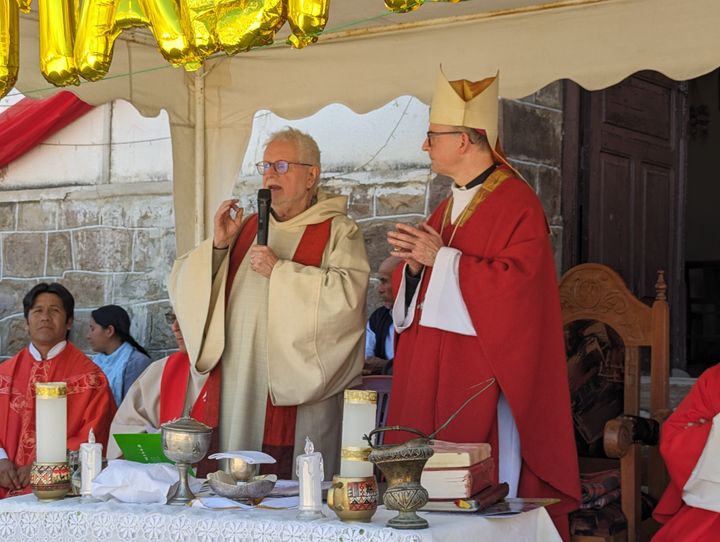 Alejo Gerling übersetzt die Worte von Bischof Dr. Franz Jung in Quechua.