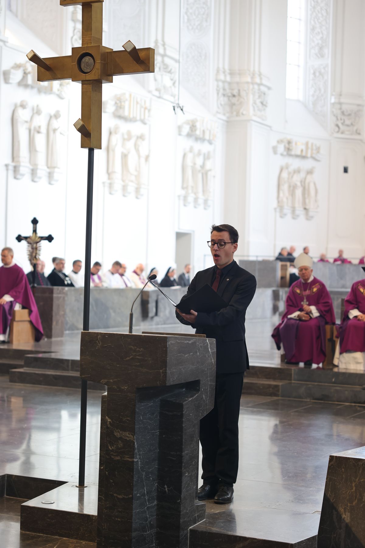 Bischof Dr. Franz Jung feierte am Samstag, 12. Oktober, im Würzburger KIliansdom ein Pontifikalrequiem für Weihbischof em. Helmut Bauer. Die anschließende Beisetzung leitete Dompropst Weihbischof Paul Reder.