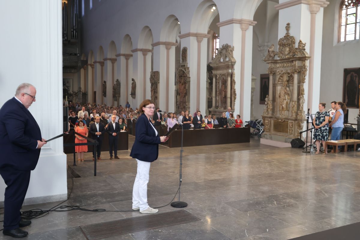 Neun Frauen und fünf Männer hat Bischof Dr. Franz Jung bei einem Pontifikalgottesdienst am Freitag, 19. Juli, als Pastoral- beziehungsweise Gemeindereferenten beauftragt.