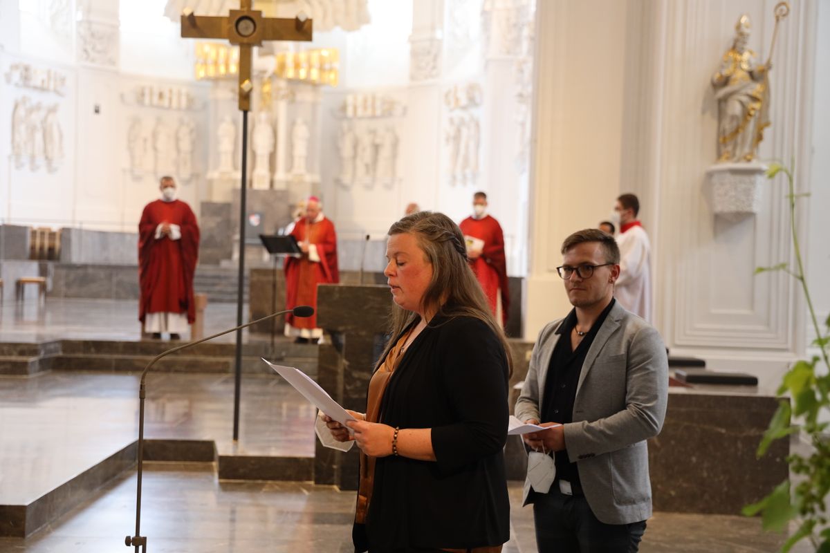 Weihbischof Ulrich Boom hat im Auftrag von Bischof Dr. Franz Jung 33 Frauen und sieben Männern am Freitagabend, 9. Juli, im Kiliansdom die Missio canonica verliehen.