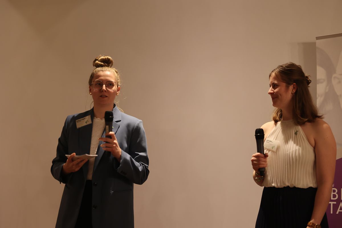 Durch den Abend führten Judith Wünn (rechts) und Katharina Ziegler. Durch den Abend führten Judith Wünn (rechts) und Katharina Ziegler.