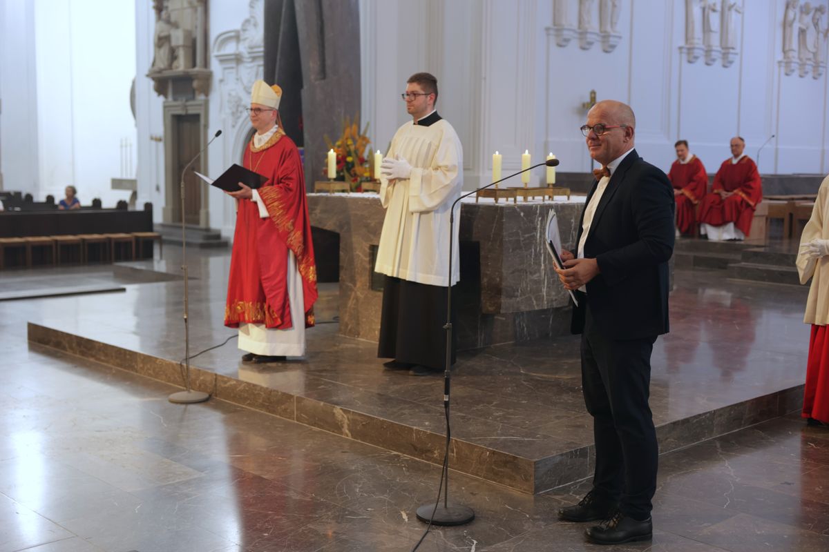 Beim Kiliani-Gottesdienst für die in Schule und Erziehung Tätigen hat Bischof Dr. Franz Jung am Freitag, 11. Juli, im Würzburger Kiliansdom 24 Frauen und Männern die Missio canonica verliehen.