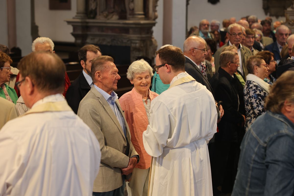 Seelsorgerinnen und Seelsorger spendeten nach dem Gottesdienst den Jubelpaaren individuell den Segen. 